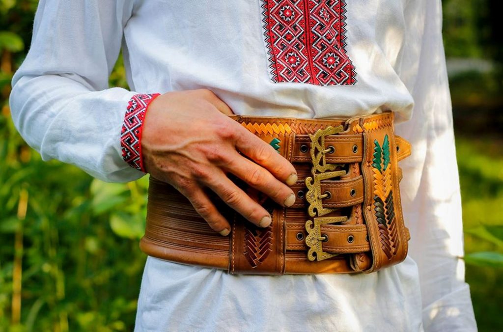 У Косові зі шкіри виготовляють гуцульські череси та сучасні гаманці