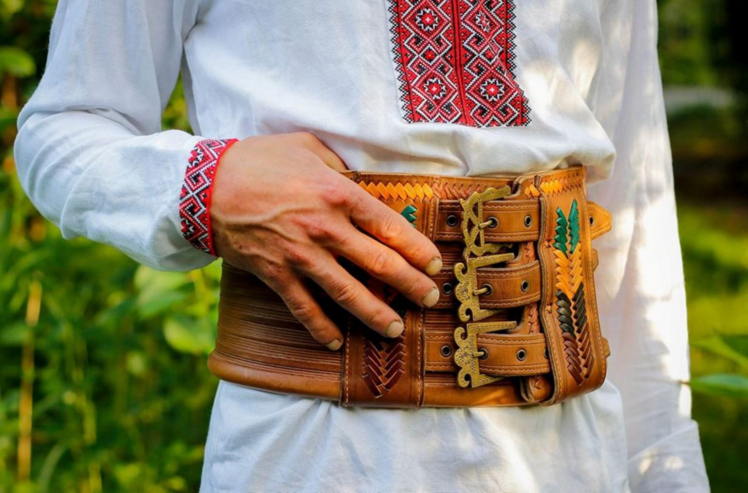 У Косові зі шкіри виготовляють гуцульські череси та сучасні гаманці