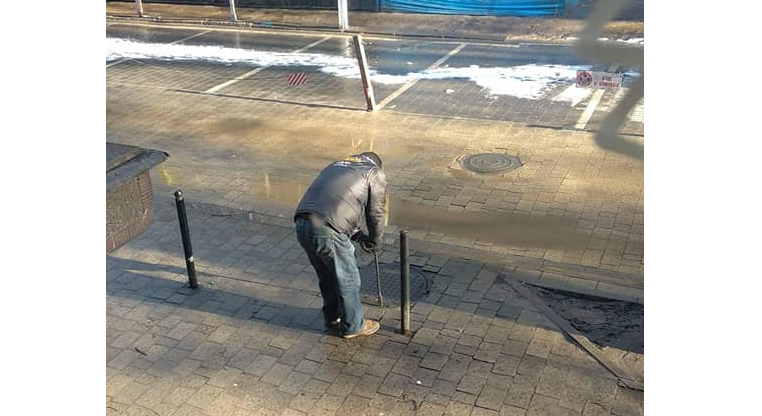 У центрі Франківська чоловік намагався поцупити каналізаційний люк: фотоУ центрі Франківська чоловік намагався поцупити каналізаційний люк: фото