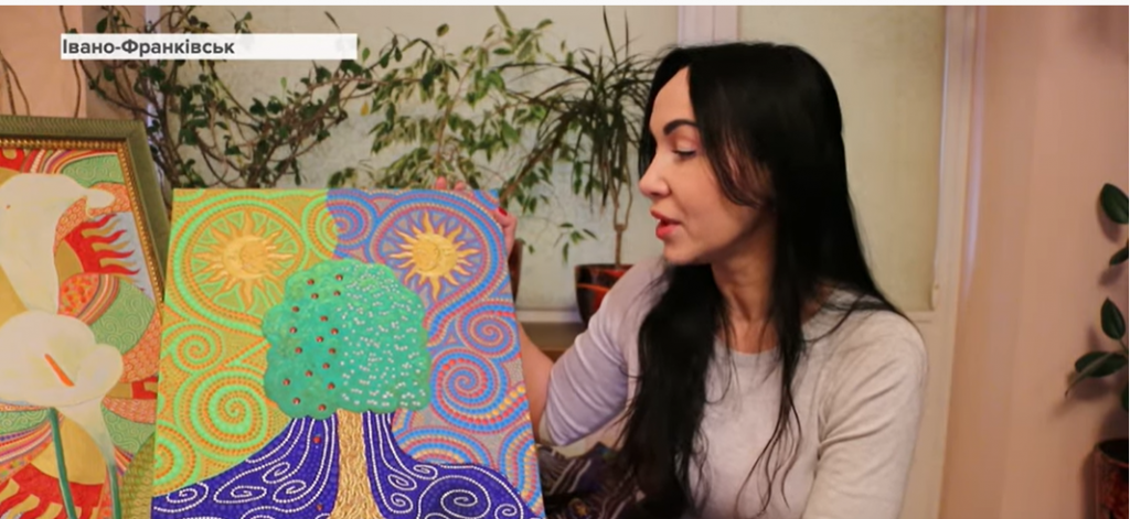 Краса, що лікує: франківка створює картини за власною технікою