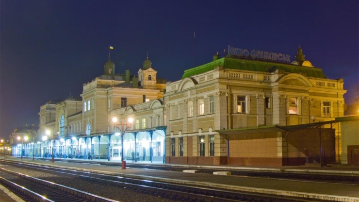 На вокзалах Франківська та Коломиї облаштували спецприміщення для пасажирів з підозрами на коронавірус