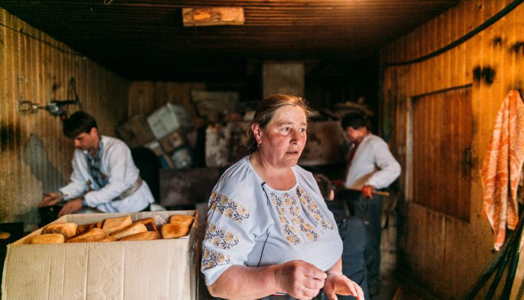 На Прикарпатті родина з Гуцульщини вже 20 років випікає традиційний гуцульський хліб