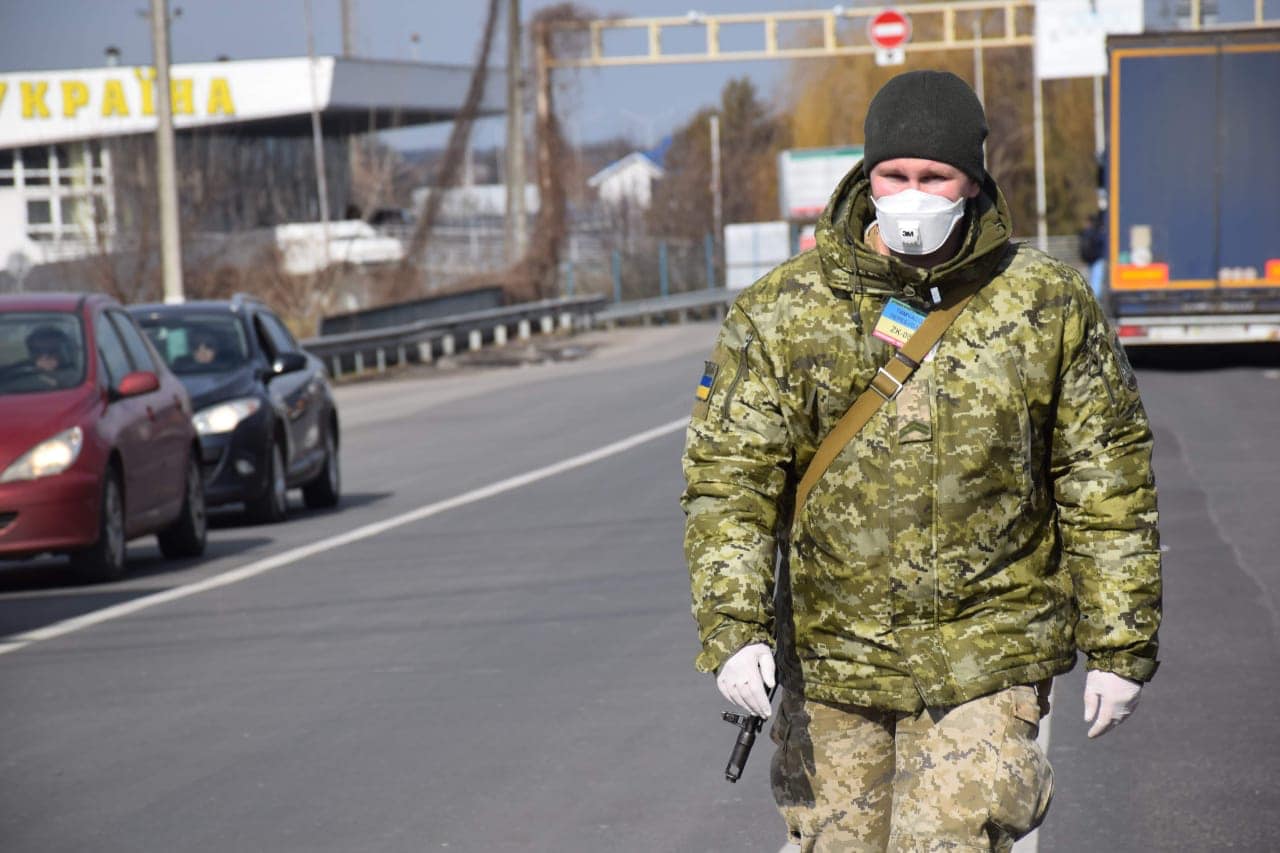 Україна закриває кордони: як українцям повернутись додому і що буде з бізнесом