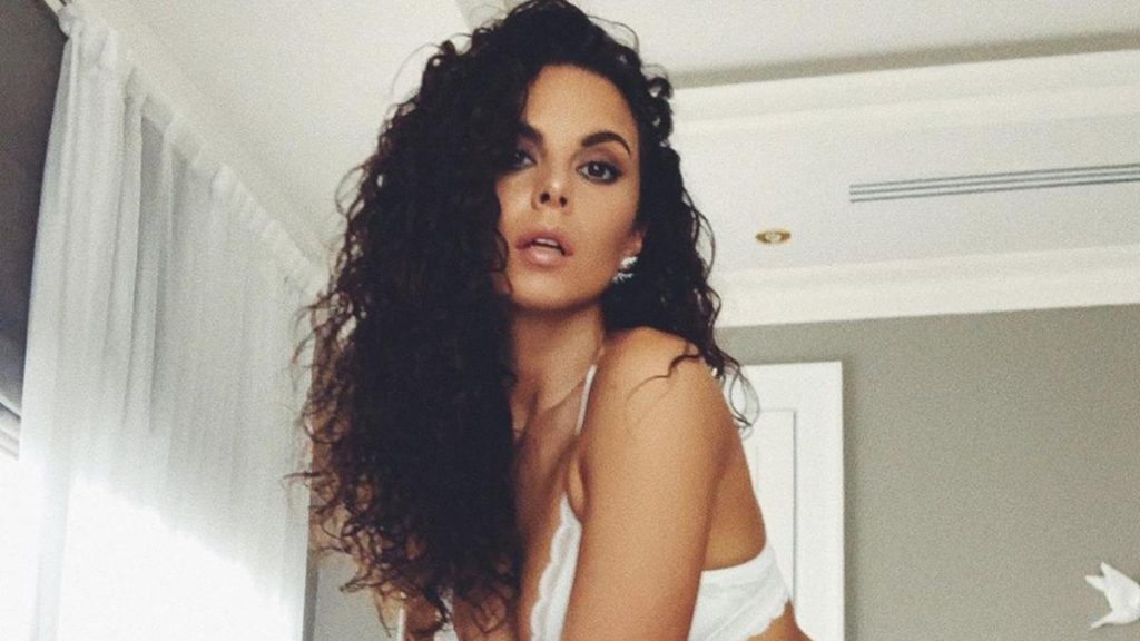 Популярна українська співачка прикрасила обкладинку чоловічого глянцю. Фото