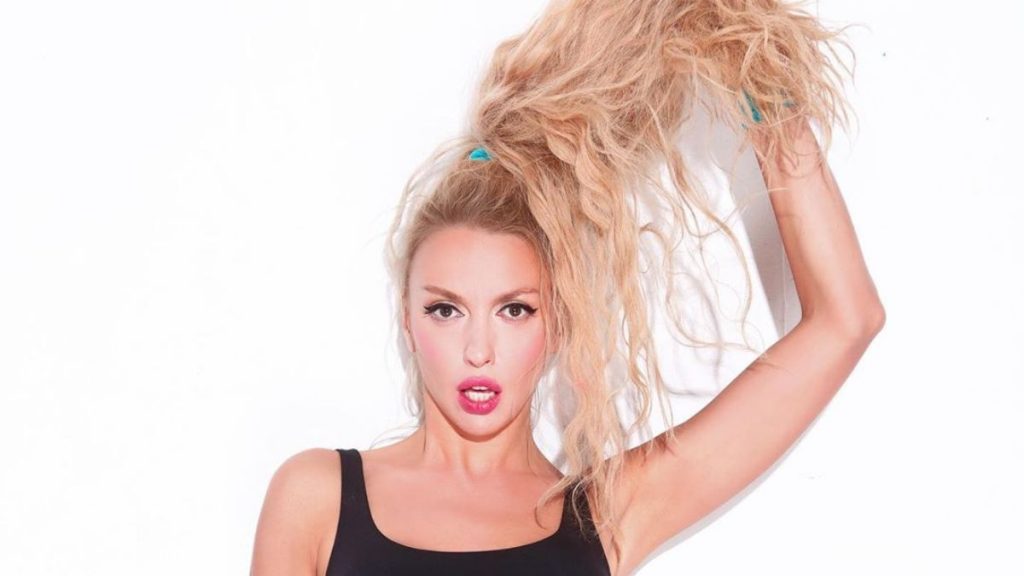 Оля Полякова без косметики похизувалася природною красою у Парижі. ФотоОля Полякова без косметики похизувалася природною красою у Парижі. Фото