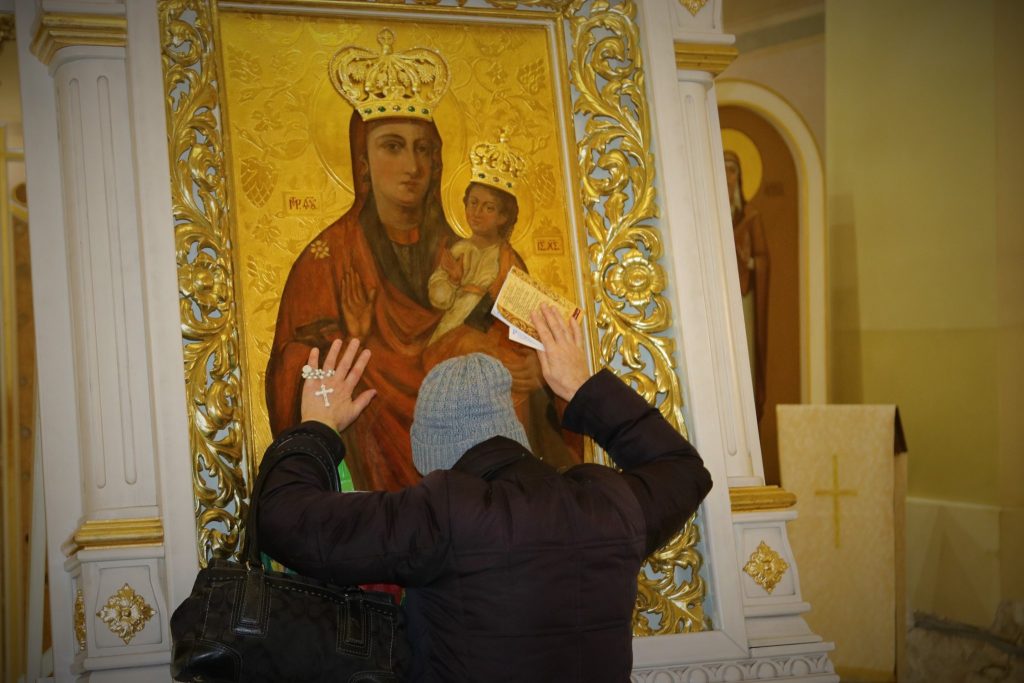 Владика Іосаф закликає франківців дотримуватися прави карантину та не цілувати ікони