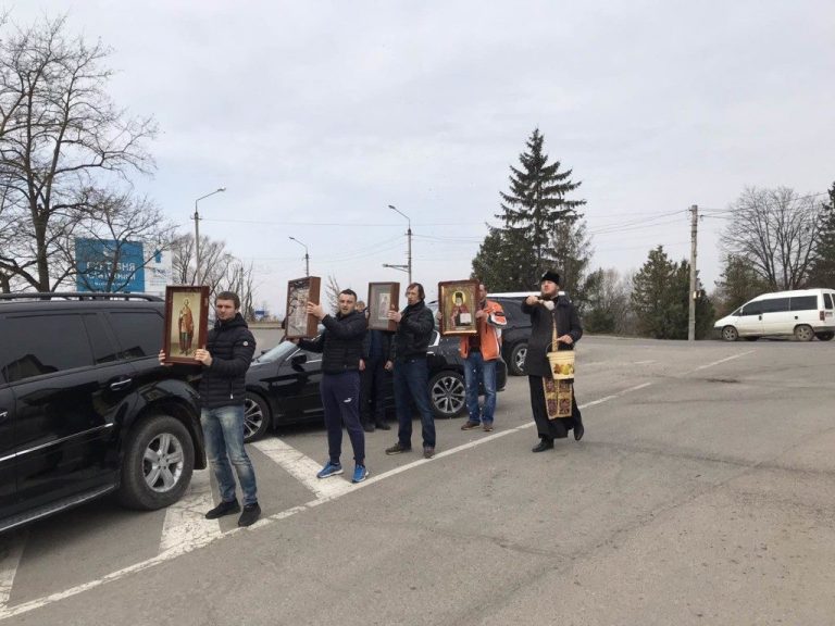 Попри заборони та рекомендації прикарпатські ''гундяївці'' проводять Хресній ходи проти китайського вірусу