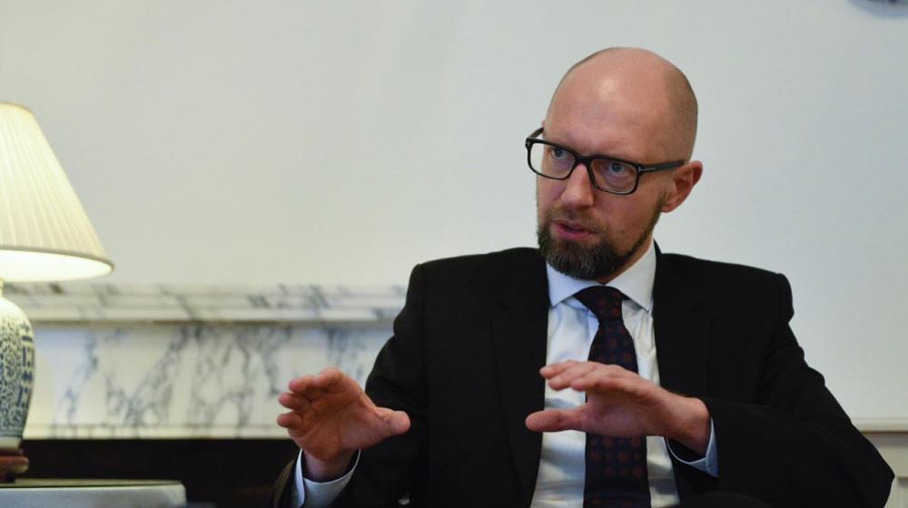 Підозра на коронавірус? Арсенія Яценюка в знесиленому стані госпіталізували у клініку