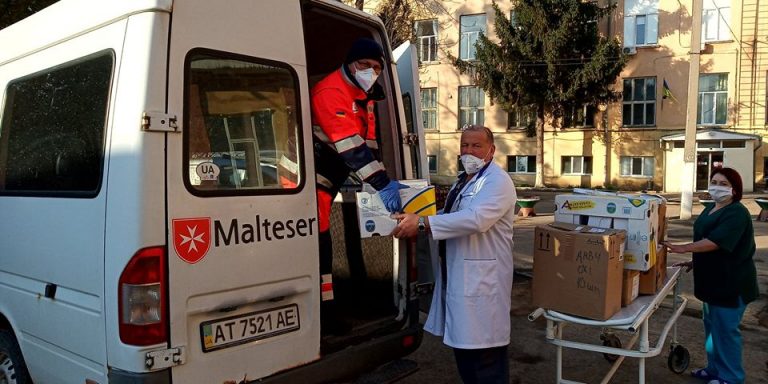 Мальтійці передали допомогу для двох франківських лікарень