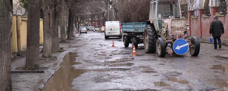 В Івано-Франківську продовжать ремонтувати дороги: відео