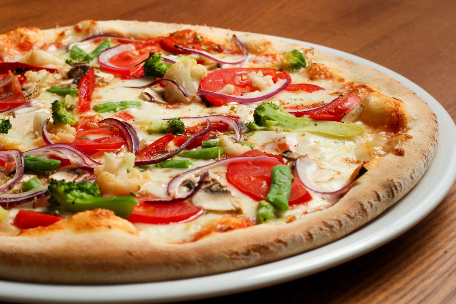 Для франківських медиків щодня безкоштовно доставляють 100 піц: відео