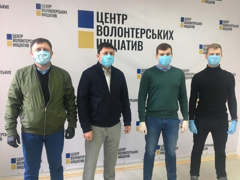 Франківські волонтери передали прикарпатським медикам та правоохоронцям необхідні засоби захисту для боротьби із китайським вірусом