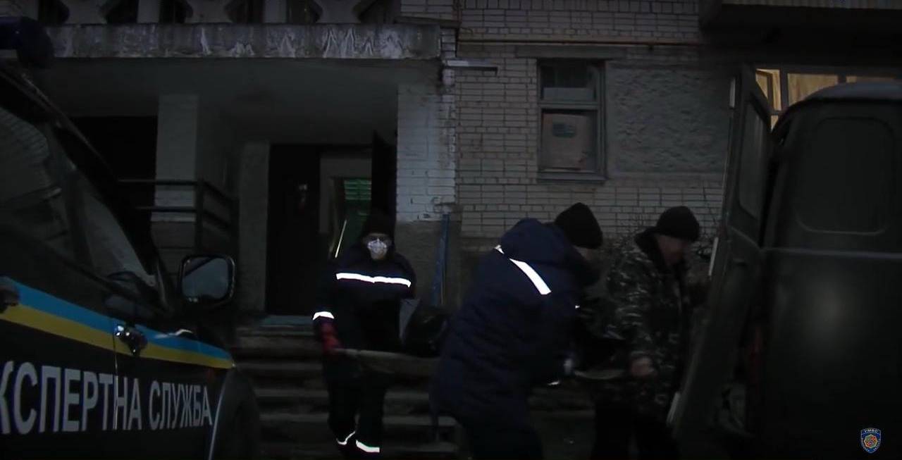 В центрі Івано-Франківська, у зачиненому підвалі, виявили труп невідомого чоловіка