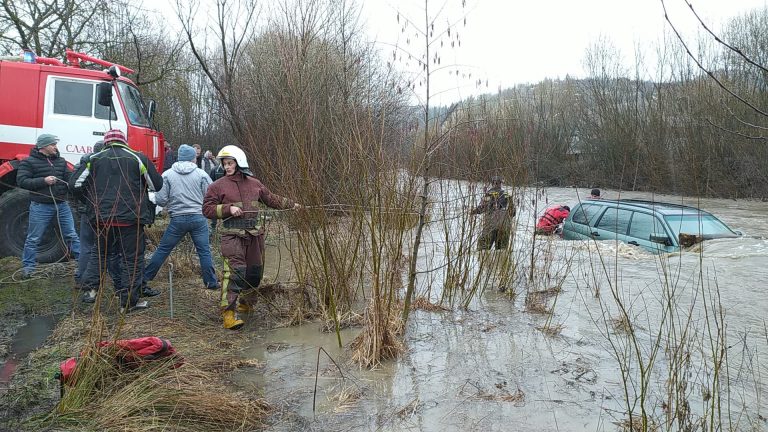 В Карпатах позашляховик намагався переїхати у брід гірську, його почала зносити швидка течія