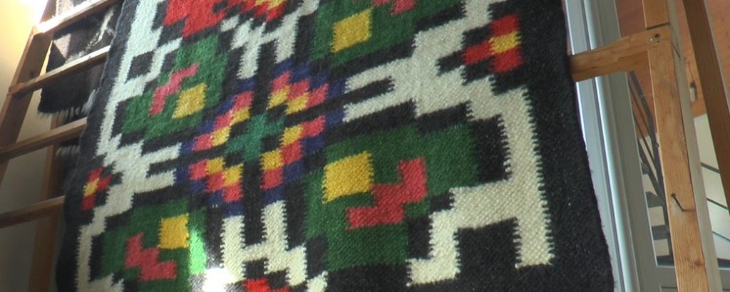 Як прикарпатська майстриня виготовляє одяг із натуральної вовни