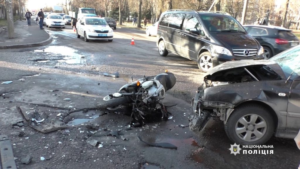 На Прикарпатті жінка-водій із Буковини покалічила під час ДТП 18-річного байкера із Чернівців