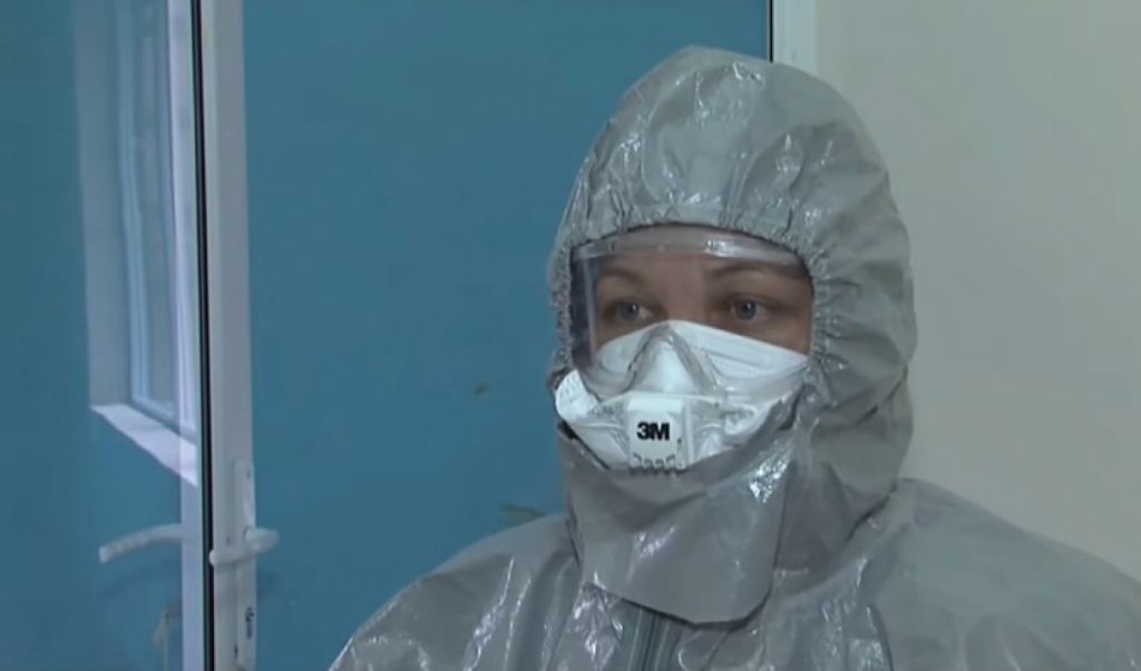 Прикарпатські волонтери активно виготовляють захисні спецкостюми та респіратори для місцевих медиків