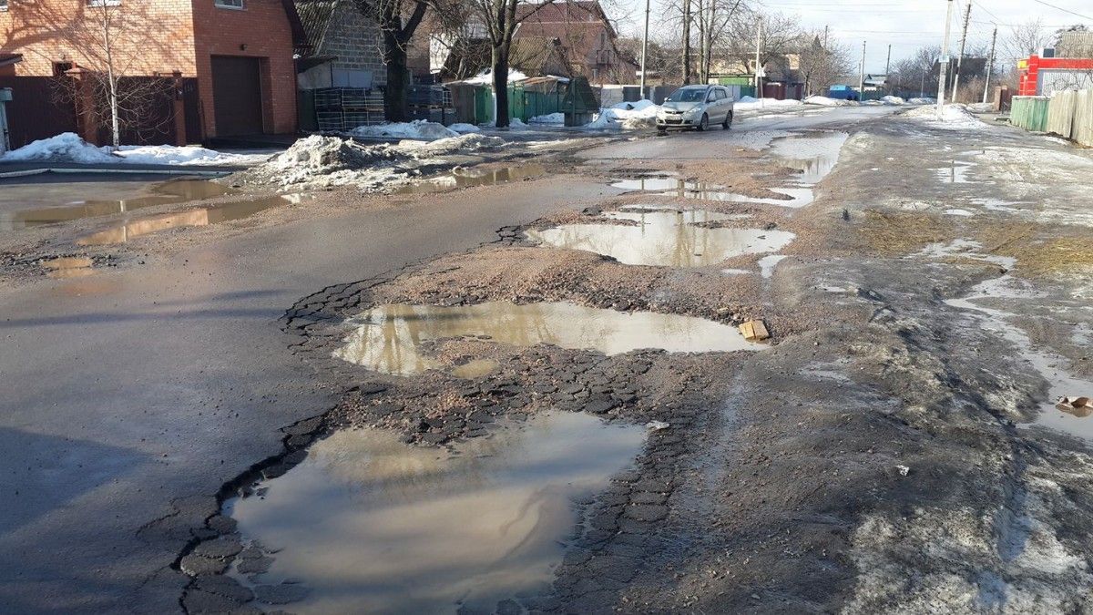 Франківський пенсіонер просить в мера відремонтувати маленьку вуличку, на якій мешкають переважно старші люди