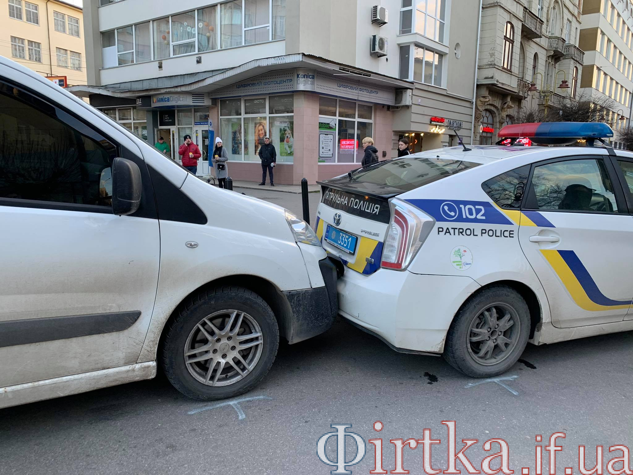 В середмісті Івано-Франківська поліцейське авто потрапило у ДТП