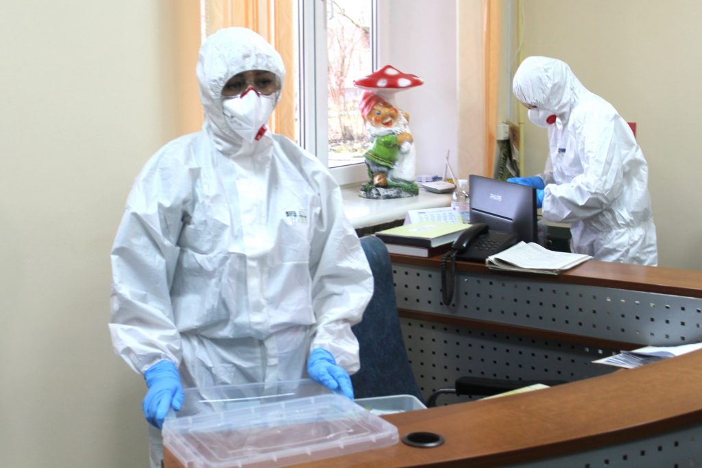 Івано-Франківська обласна інфекційна лікарня чекає на доставку одноразових захисних костюмів