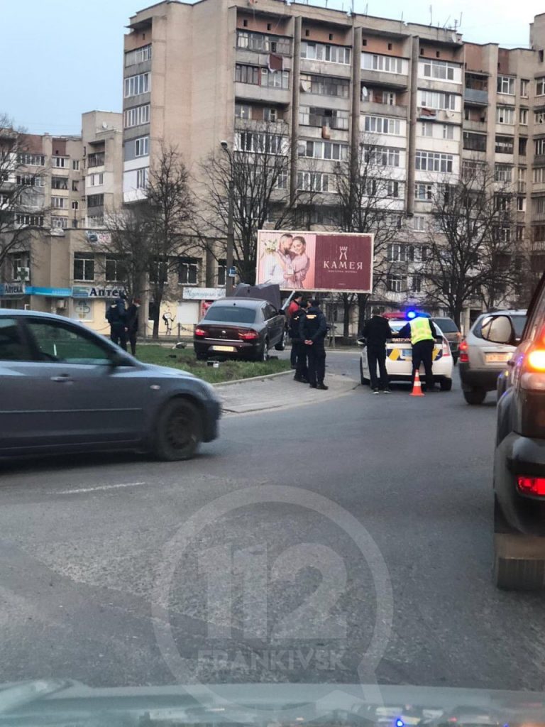 Чергова ДТП у Франківську: іномарка на швидкості влетіла у кільце та знесла стовп