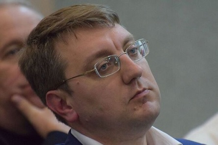 Депутат отримав яйцем у голову за привітання з 23 лютого та російський прапор. Відео