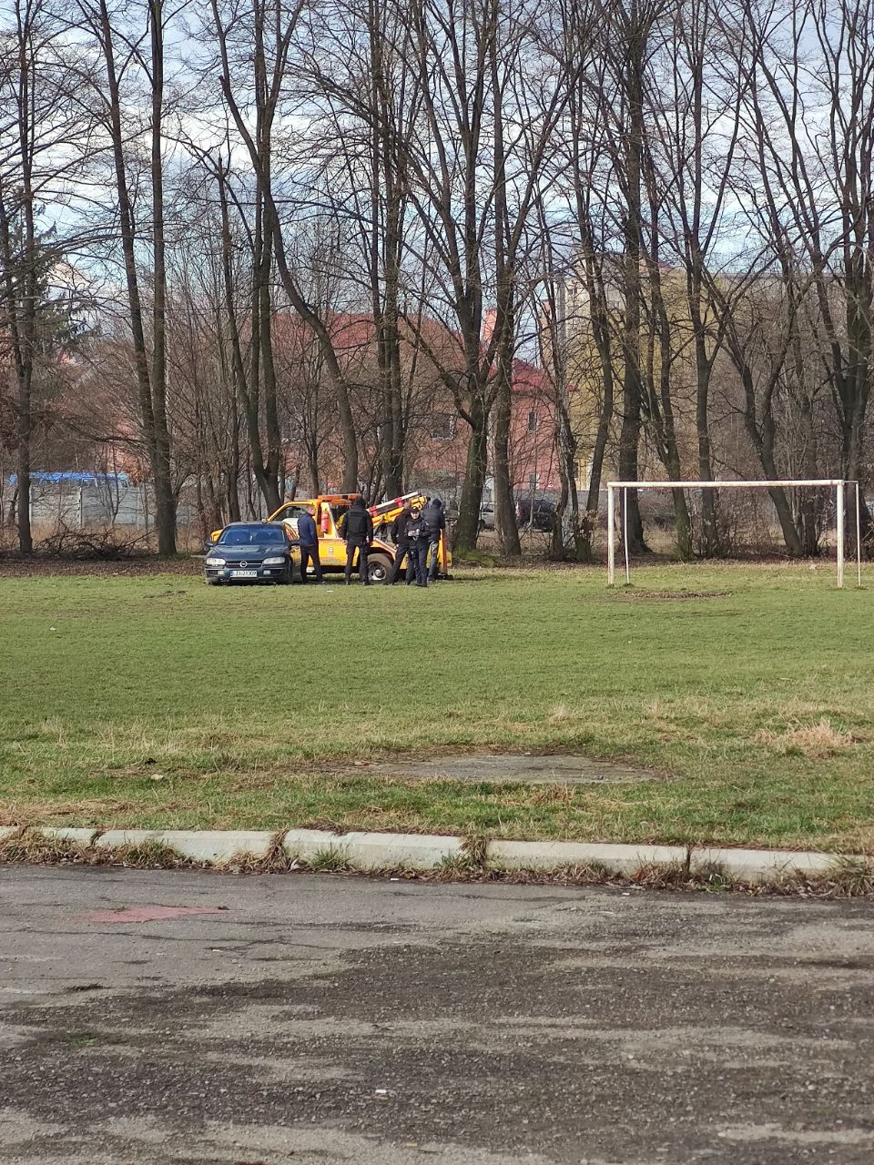 В Івано-Франківську п'яний авторагуль на "бляхах" запаркувався на футбольному газоні - його автомобіль евакуювали на арештмайданчик