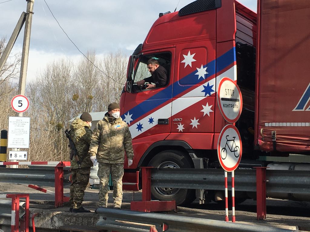 До уваги водіїв! Сьогодні на Яблунецькому та Вишківському перевалах запрацюють скринінгові пости - усім проїжджаючим мірятимуть температуру