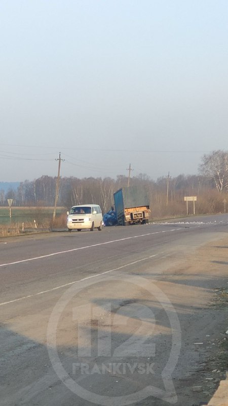 В передмісті Івано-Франківська вантажівка вилетіла з дороги
