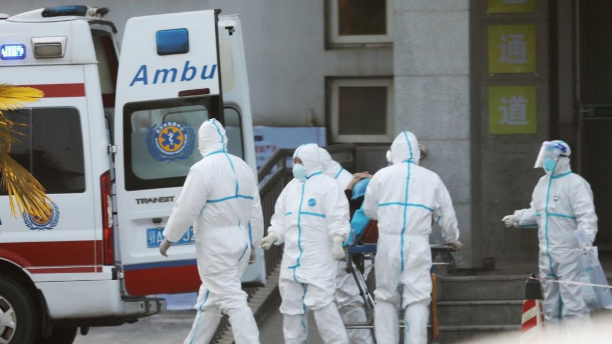 На "Пасічній" "зондеркоманда" медиків приїхала госпіталізовувати ще одного хворого із підозрою на коронавірус