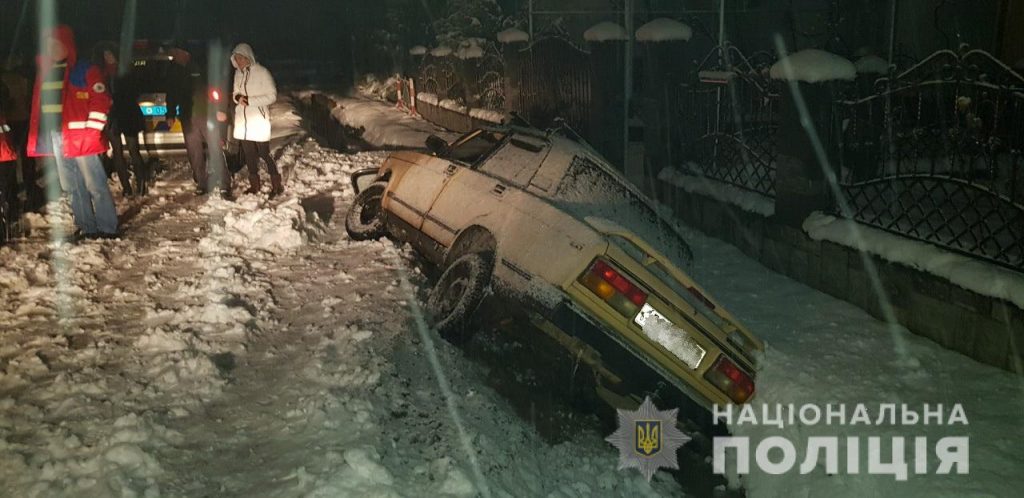 На Прикарпатті молода жінка-водій не впоралась із керуванням на нічній мокрій дорозі та вилетіла у кювет - одну особу із тілесними ушкодженнями госпіталізовано