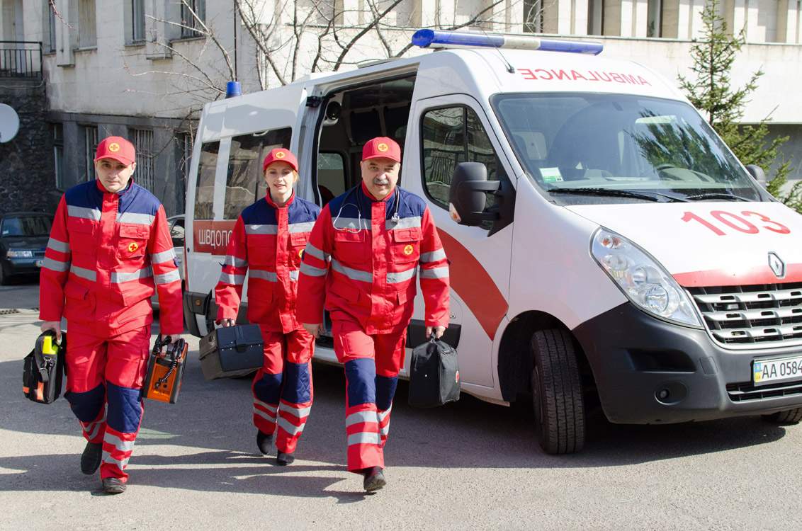 Франківські рятувальники допомогли медикам дістатися до літнього подружжя, один з яких потребував медичної допомоги