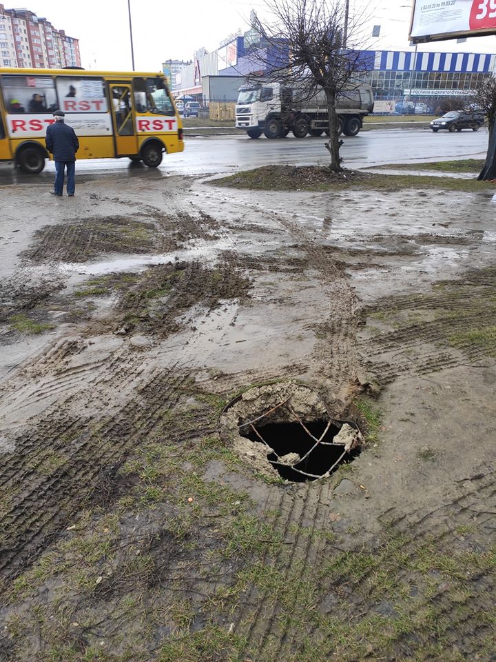 На Івасюка провалився каналізаційний люк: фотофакт