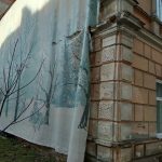 Стіну позаду пам'ятника вчителю у Франківську "прикрашає" подерта на клапті ганчірка: фотофакт