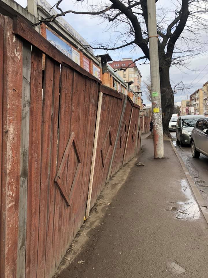 "Створюється небезпека для пішоходів",- мешканці Франківська обурені тротуаром по вулиці Мельника: фотофакт