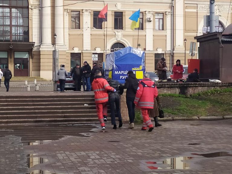 У Франківську в Привокзальному сквері муніципали виявили чоловіка без свідомості