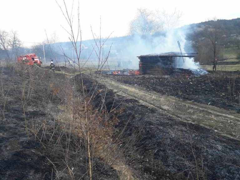 Через людську недбалість на Коломийщині зайнялась недіюча будівля