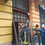 У середмісті Франківська комунальники демонтують незаконні вивіски: фото