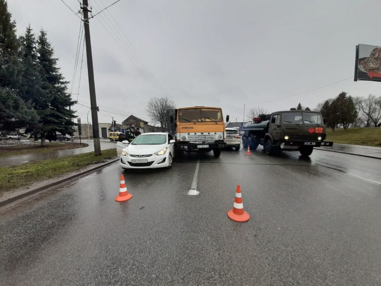 Масштабна ДТП у Франківську: вантажівка врізалась у два авто