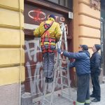 У середмісті Франківська комунальники демонтують незаконні вивіски: фото