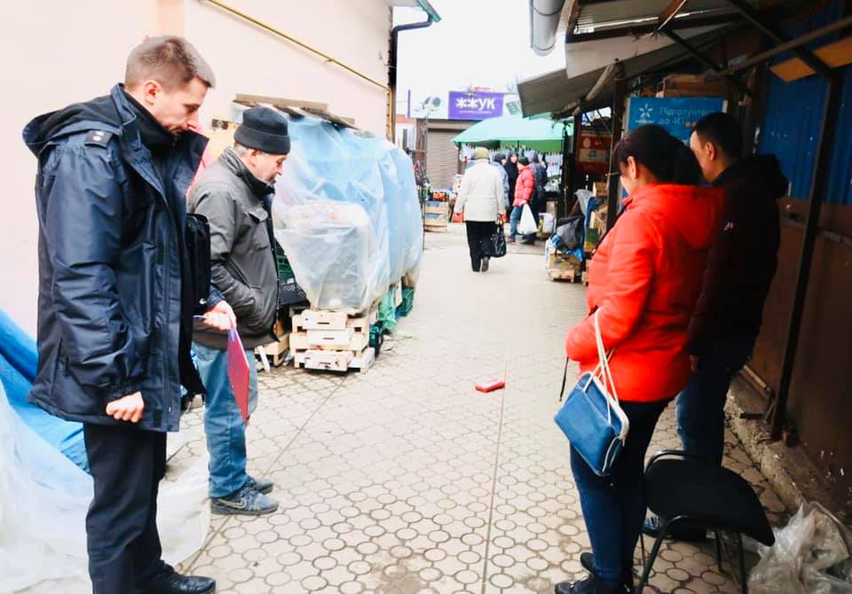 У Надвірній на ринку у жінки вкрали гаманець, поліція оперативно розшукала кишенькову злодійку