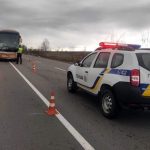 Прикарпатські поліцейські встановлюють особу чоловіка, який загинув під колесами автобуса