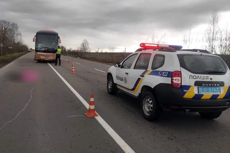 Прикарпатські поліцейські встановлюють особу чоловіка, який загинув під колесами автобуса