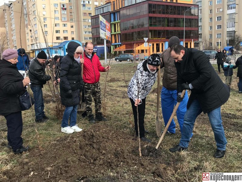 На конфліктній ділянці біля міського озера сьогодні заклали фруктовий сад