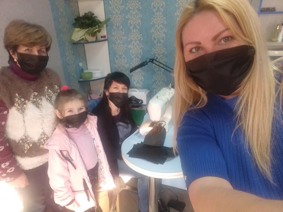 У Франківській перукарні працівники шиють маски та роздають безкоштовно