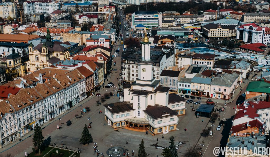 Івано-Франківськ під час карантину: в мережі з'явились неймовірні фото середмістя з висоти пташиного польоту