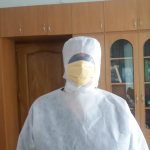 Підприємиця з Ворохти безкоштовно передала міській лікарні самотужки пошиті одноразові захисні костюми: фото