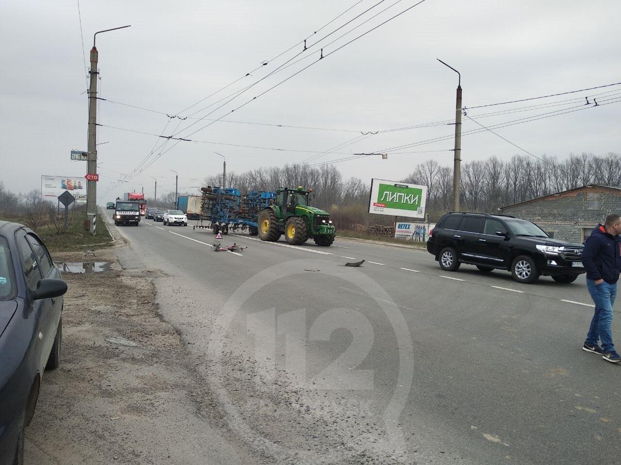 На Франківщині жінка на велосипеді врізалася у вантажівку