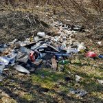 Територію неподалік автобазару в Угринові перетворюють на стихійне сміттєзвалище: фотофакт