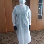 Підприємиця з Ворохти безкоштовно передала міській лікарні самотужки пошиті одноразові захисні костюми: фото